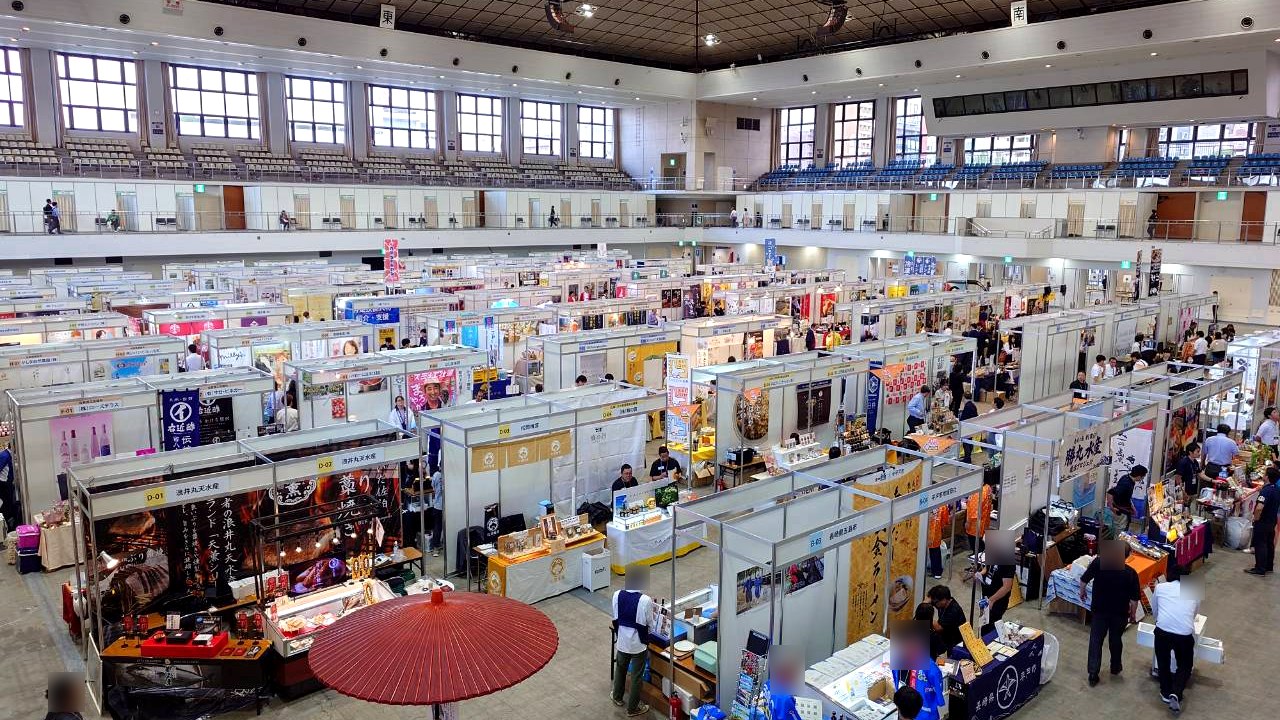 Food EXPO Kyushu 2026 の会場内。出展者のブースが並ぶ様子